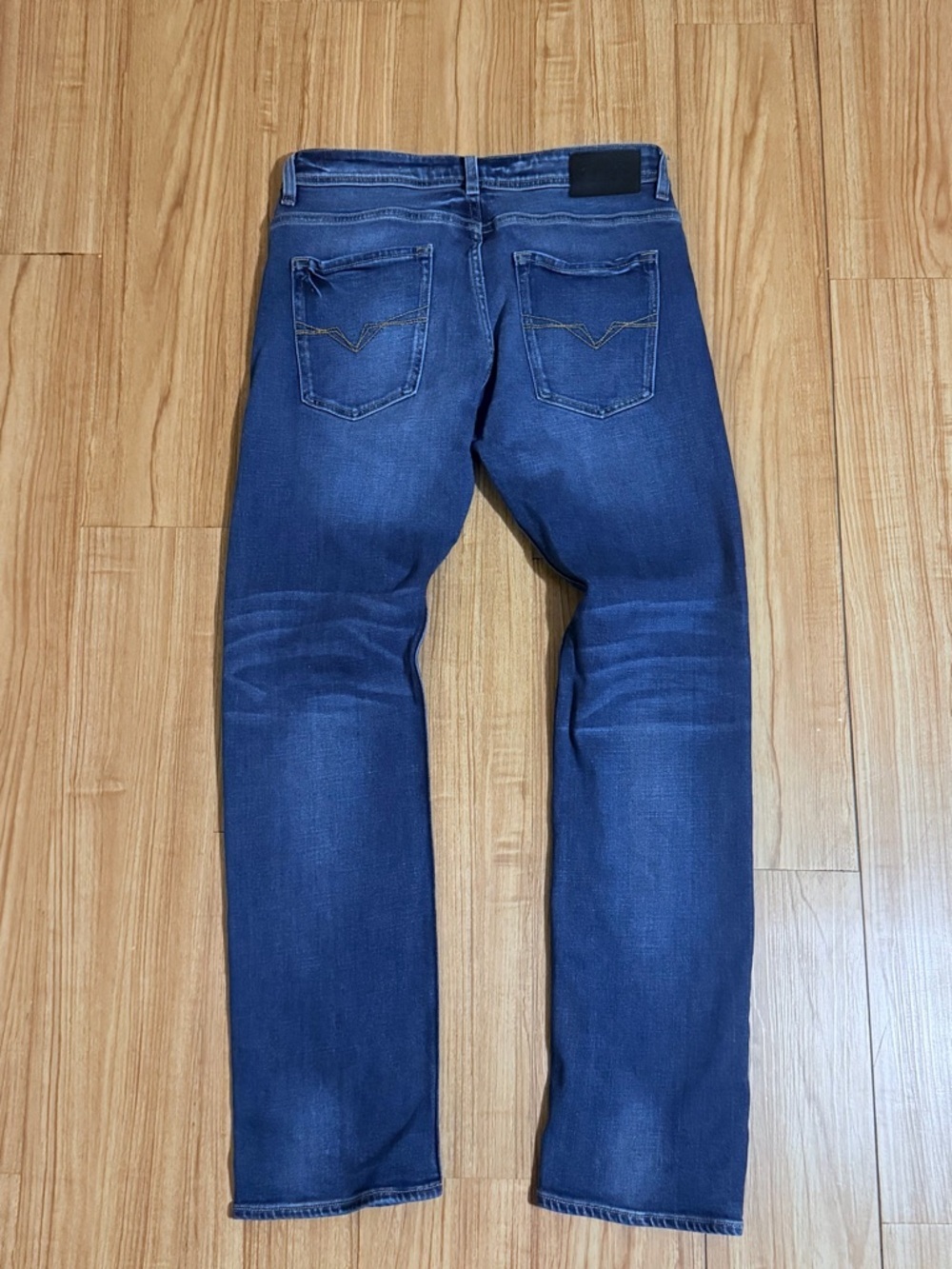 Guess Men's Straight Jeans in Dark Blue Wash - Picture 2 of 8